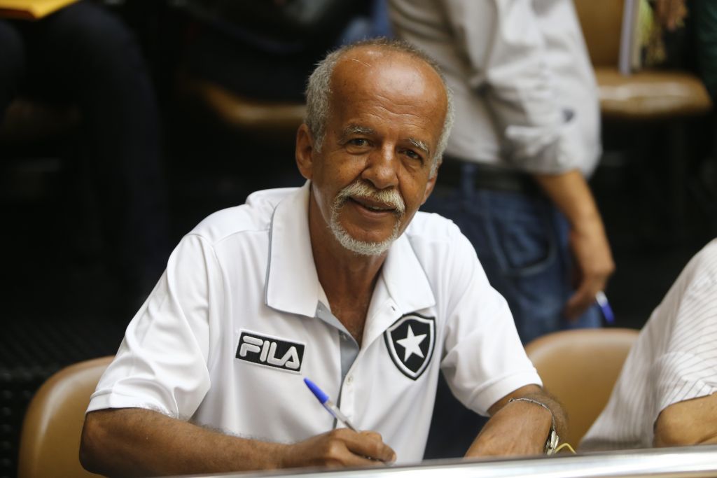 ClaudioCesaCamisaBrancaBotafogoAssembleia