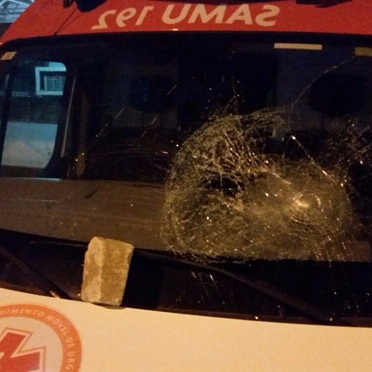 ambulancia do samu apedrejada