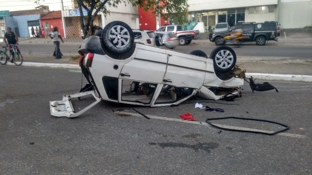 carro capotado