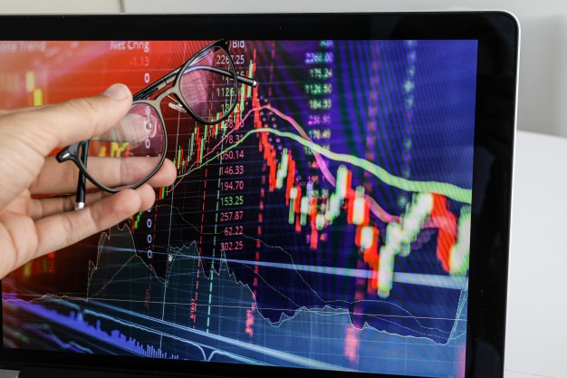 empresario mostra a tela no laptop o grafico de crescimento 162998 175