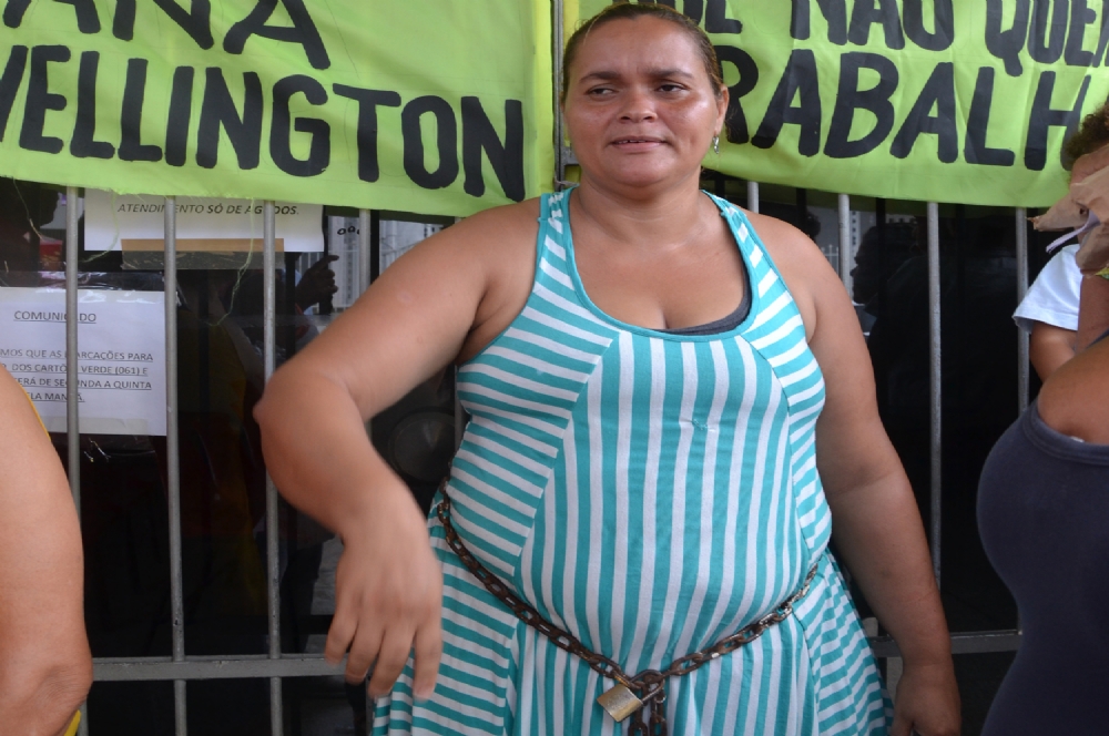 moradora acorrentada