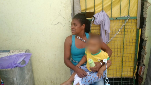 mulher acorrentada
