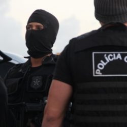 policiais encapuzados