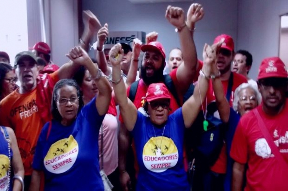 professores acorrentados
