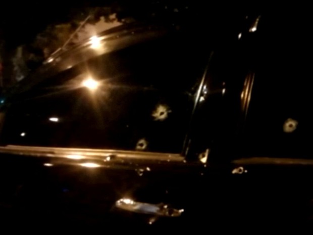 tiros em carro